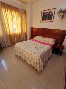 ein Schlafzimmer mit einem Bett in einem Zimmer in der Unterkunft Hotel ESPLENDOR in Chiclayo
