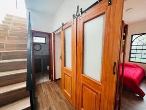 um quarto com uma porta de madeira e uma escada em Mini house con sol y luz em Buenos Aires