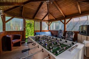 salon z dużym stołem do gry w piłkarzyki w obiekcie Domki Letniskowe Wiktoria w mieście Dąbki