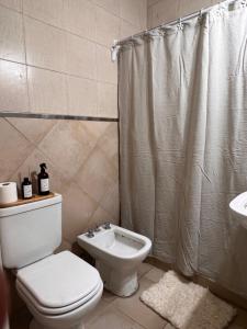 ein Badezimmer mit Toilette und Duschvorhang in der Unterkunft Departamento de Josefina in Santiago del Estero