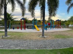 einen Park mit Spielplatz mit Rutsche in der Unterkunft Praia do Forte Iberostar in Praia do Forte