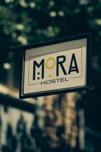 een bord voor een mora ziekenhuis voor een gebouw bij Mora Hostel in Mendoza