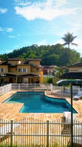 ein großer Pool vor einem Haus in der Unterkunft Linda casa em condomínio in Paraty