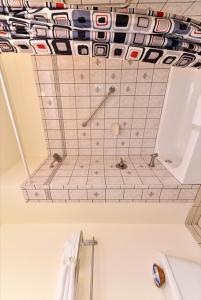 La salle de bains est pourvue d'un plafond carrelé et d'une douche. dans l'établissement Americas Best Value Inn & Suites Klamath Falls, à Klamath Falls