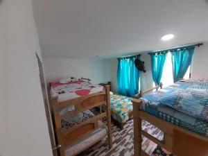 1 dormitorio con 2 literas y ventana en Acogedor y Hermoso Apartamento Familiar con WiFi, en Santa Marta