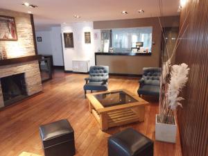 uma sala de estar com cadeiras e uma lareira em Artemis I - BRC em San Carlos de Bariloche
