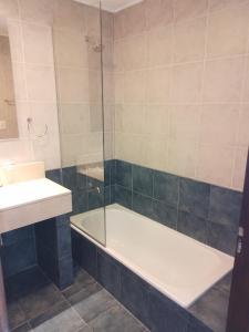 y baño con ducha, bañera y lavamanos. en Artemis I - BRC en San Carlos de Bariloche