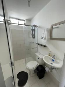 a bathroom with a shower and a toilet and a sink at Espacio tranquilo in Piedecuesta