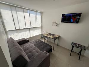 a living room with a couch and a table at Espacio tranquilo in Piedecuesta