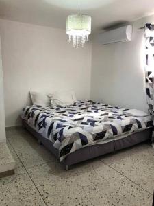 Giường trong phòng chung tại Hermoso Apartamento centro ciudad, wifi