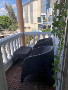 サンティアゴ・デ・ロス・カバリェロスにあるHermoso Apartamento centro ciudad, wifiのバルコニーに座る椅子