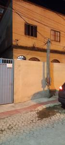 een gebouw met een paal aan de straatkant bij Casa Para Temporada - Cantinho da Cida in Serra