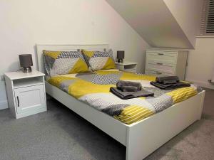 1 dormitorio con 1 cama grande y 2 mesitas de noche en Modern contemporary with parking en Hough Green