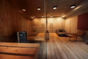 ガルミッシュ・パルテンキルヒェンにあるTraumferienhaus 2 mit Sauna und Bergblickのソファとテーブルが備わる広い客室です。