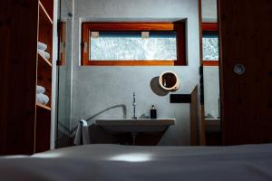 baño pequeño con lavabo y ventana en Traumferienhaus 2 mit Sauna und Bergblick en Garmisch-Partenkirchen