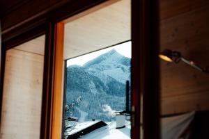 una ventana con vistas a una montaña en Traumferienhaus 2 mit Sauna und Bergblick, en Garmisch-Partenkirchen
