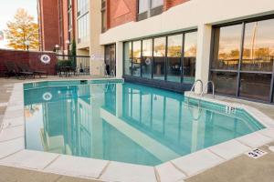 Drury Inn & Suites Atlanta Airport في أتلانتا: مسبح امام مبنى