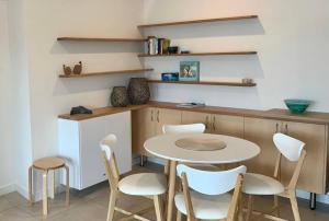 una piccola cucina con tavolo e sedie di Adorable Studio next to cafe, walk to beach! a Orford