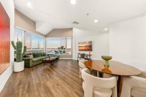 Setusvæði á Skyline Oasis: Luxe 3-Floor Waterfront Penthouse