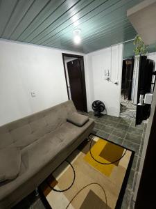 ein Wohnzimmer mit einem Sofa in einem Zimmer in der Unterkunft Minha casa in Navegantes