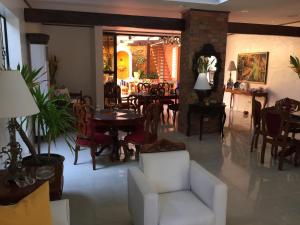 uma sala de estar com mesa e cadeiras em Casa Roces em Legazpi