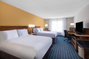 Cette chambre comprend deux lits et un bureau. dans l'établissement Garner Hotel Macon West, an IHG Hotel, à Macon
