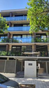Hermoso apartamento en pocitos في مونتيفيديو: مبنى امامه مواقف سيارات