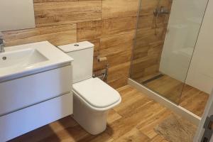 Hermoso apartamento en pocitos في مونتيفيديو: حمام مع مرحاض ومغسلة ودش