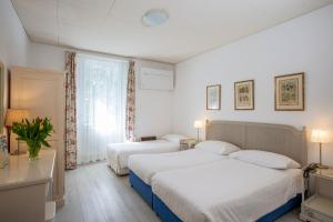 Un pat sau paturi într-o cameră la Piccolo Hotel