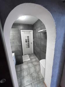 an archway in a bathroom with a walk in shower at Loft Exclusif 100m2 in Grimbergen