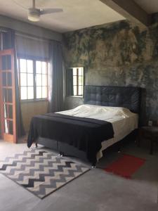1 dormitorio con 1 cama grande en una habitación en Suítes classic, en Búzios