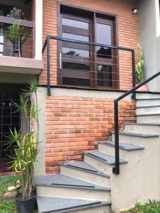 una rampa di scale che porta a una casa di Studio Carini a Curitiba