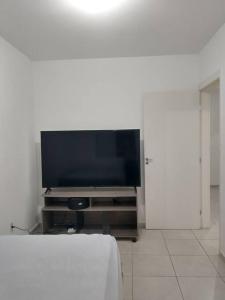 En tv och/eller ett underhållningssystem på Apartamento - ZO - Sorocaba