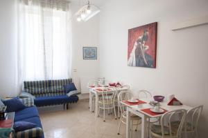 A seating area at Hotel Amalfi