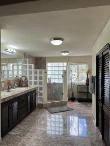 ein großes Badezimmer mit Waschbecken und Dusche in der Unterkunft Luxury village on the 5th avenue with private rooftop in Playa del Carmen