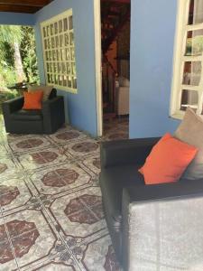 uma sala de estar com dois sofás num quarto em La Cabaña: Descanso y Naturaleza em Cartago