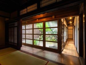 - Entrada a una habitación con ventana grande en RITA Izumo Sagiura, en Izumo