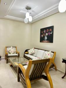 Зона вітальні в Appartement Duplex élégant et calme Marrakech Menara