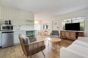 eine Küche und ein Wohnzimmer mit einem Sofa und einem Tisch in der Unterkunft Hadley Resort and Marina in Islamorada
