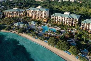 eine Luftansicht auf das Resort und den Strand in der Unterkunft The Ritz-Carlton St. Thomas in Benner