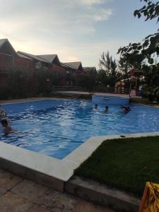 um grupo de pessoas a nadar numa piscina em Chalé 3301 em Luís Correia