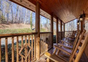 賽維爾維爾的住宿－Secluded Hideaway cabin，小屋的门廊上设有摇椅