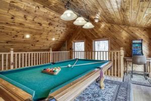 賽維爾維爾的住宿－Secluded Hideaway cabin，小屋内的一个房间里一张台球桌