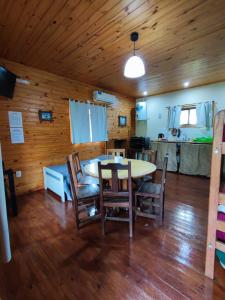 una sala da pranzo con tavolo e sedie in una cabina di Cabañas Iremía a Uribelarrea