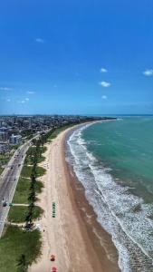 uma vista aérea de uma praia com edifícios e o oceano em Summer Flat Ap308 Intermares em Cabedelo