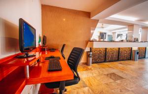 an office with a desk with a computer on it at Eco City Hoteles in Tuxtla Gutiérrez