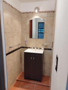 y baño con lavabo y espejo. en Estancia Borke - Carlos Paz en Estancia Vieja