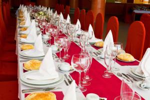 a long table with wine glasses and plates of food at Hotel Restaurante America in Oca