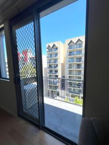 d'une porte coulissante en verre avec vue sur un balcon. dans l'établissement 73 Peaceful &private 2brgymparkng, à Perth