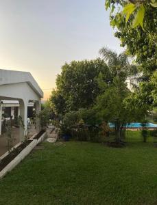 una casa con un patio con árboles y una casa en Campus La Rufina, en Rivera